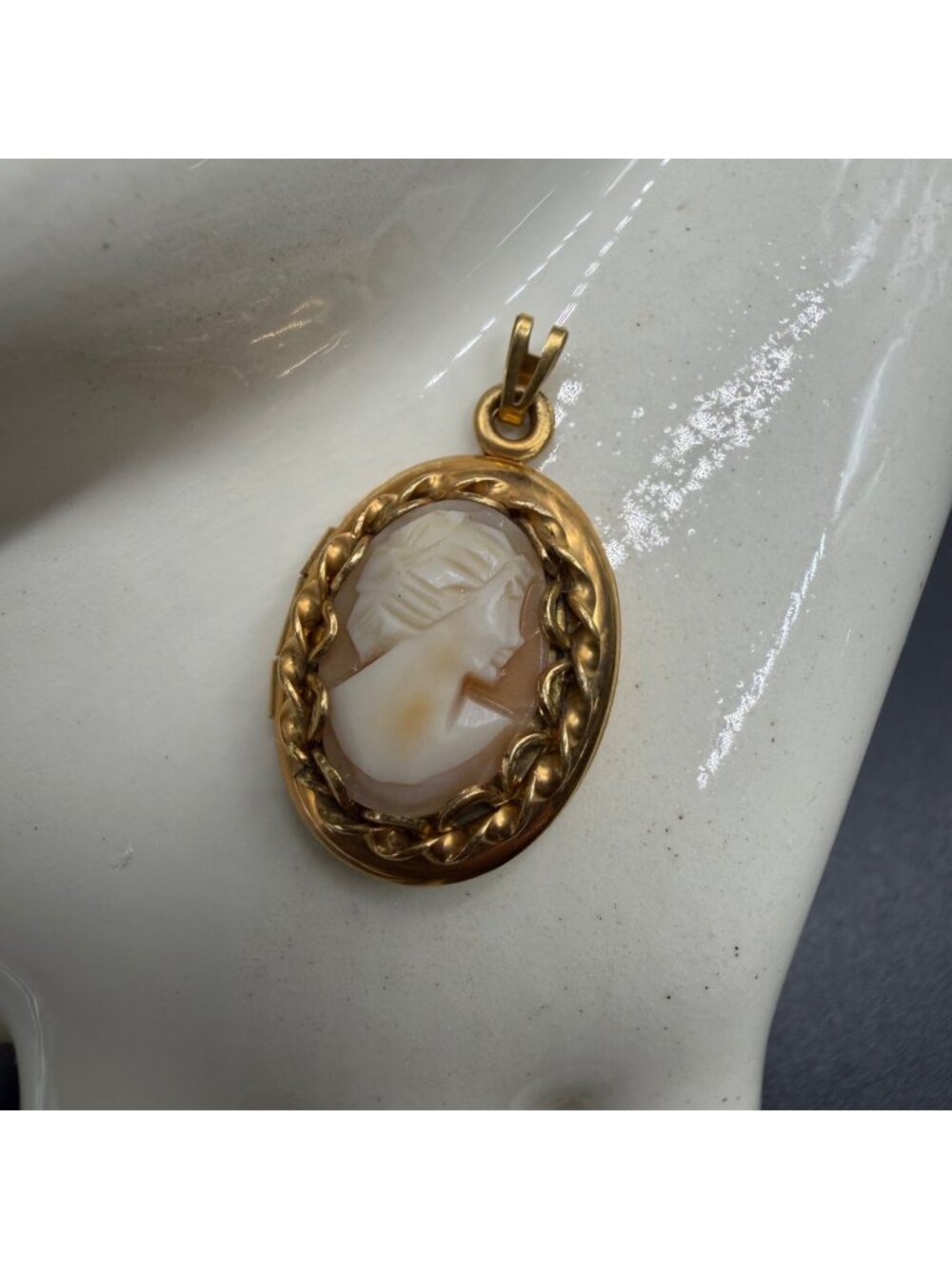 Vintage Cameo Portrait Locket Pendant Gold Tone Photo Holder Oval Frame Elegant